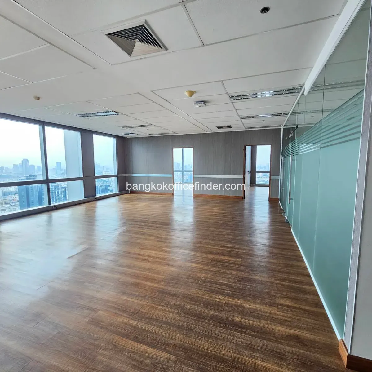 ออฟฟิศให้เช่าตกแต่งบางส่วน | CW tower B | 148 ตร.ม.