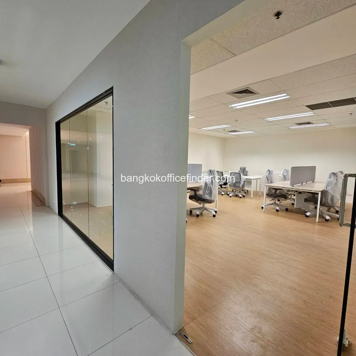 Fully Furnished Office – CW Tower | พื้นที่ 47 ตร.ม. ราคา 950 บาท/ตร.ม.