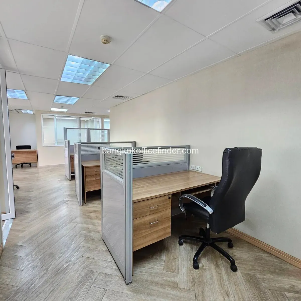 Fully Furnished Office – อาคารวรสมบัติ (Vorasombat Building) | พื้นที่ 91 ตร.ม. ราคา 720 บาท/ตร.ม. (รวมค่าไฟ)