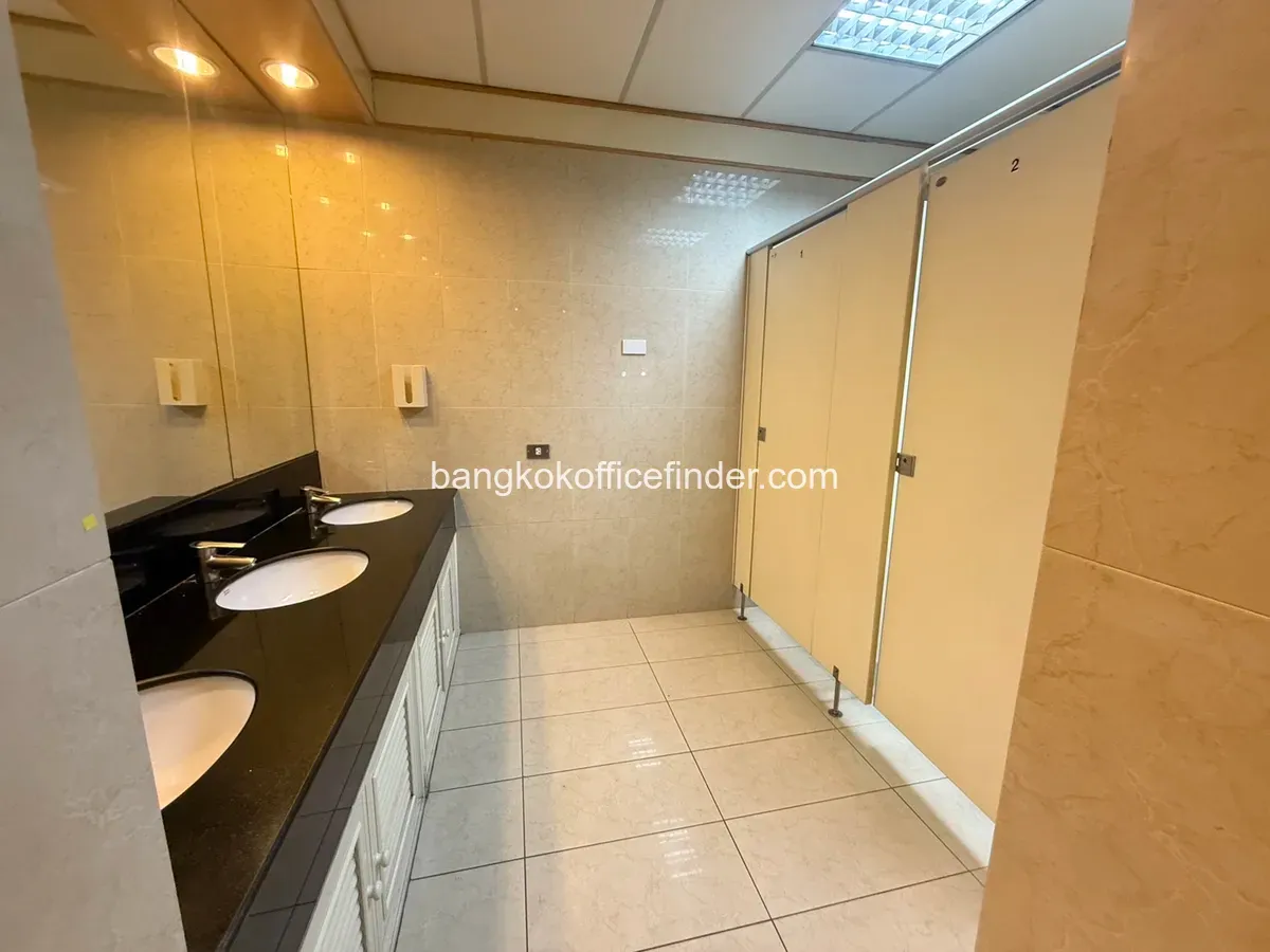 Toilets - Q House Ploenchit Toilets - Q House Ploenchit