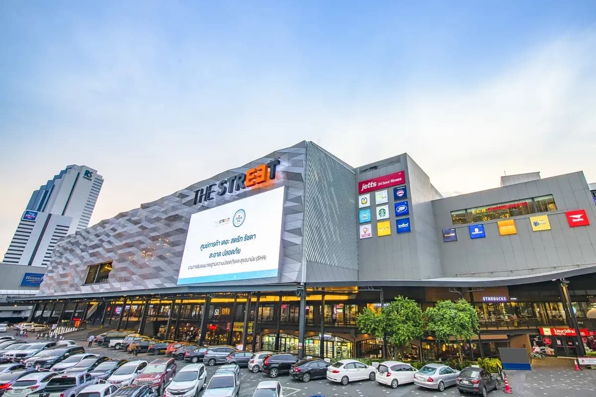ร้านค้าภายในอาคาร - อาคารฟอรั่มทาวเวอร์ ร้านค้าภายในอาคาร - อาคารฟอรั่มทาวเวอร์